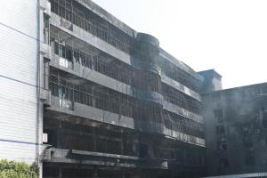 “中国鞋都”福建晋江一家鞋厂星期四（7月9日）发生严重火灾，导致28人死亡。 这是星期五（10日）上午拍摄的事故现场。（新华社）