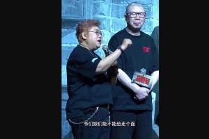中国知名歌手韩红（左）为导演冯小刚新片《抓特务》站台时，喊话“北京2000万爷们娘们走个面儿，把第一波票房带起来”，引发舆论批评。（互联网）