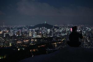 韩国调查显示，近四成未成年男性性犯罪受害者选择沉默，性别偏见成为他们求助的重要障碍。图为首尔仁王山俯瞰的城市夜景。（法新社）