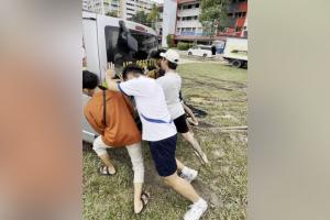 众人合力推车，货车最终得以脱困。（受访者提供）