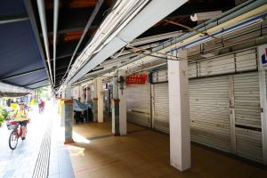 大巴窑第183座组屋邻里商区近年店铺更迭频繁，不少单位空置待租。受网购冲击较小、较能承受租金成本的美容、美甲等服务型商家，则逐渐取代部分传统零售店。　（林明顺摄）
