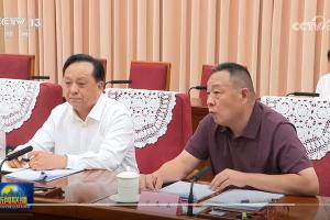中共政治局常委、中国总理李强主持召开经济形势专家和企业家座谈会，听取对当前经济形势和下一步经济工作的意见建议。中国知名商超品牌胖东来创始人于东来（前排右一）等人在会上发言。（央视网视频截图）