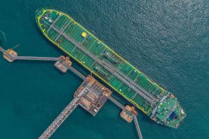 受波斯湾紧张局势冲击及国内需求骤然放缓影响，中国6月原油进口大幅下滑，降至近10年来最低水平。图为一艘油轮在青岛港码头卸载进口原油。（法新社）