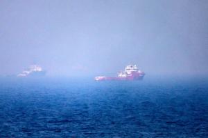 7月13日，一些船只在阿联酋东海岸霍尔费坎港附近的霍尔木兹海峡航行。（法新社）