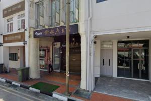 两名被告在位于牛车水桥南路的“新起点KTV”饮酒后，与他人发生冲突，使用金属高脚椅围殴一名67岁男子。（谷歌地图）