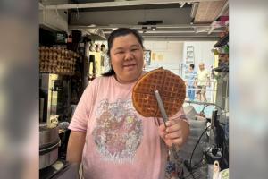 庾琡芬去年7月于牛车水开设外带华夫饼摊Take A Bre。（冯凯麟摄）