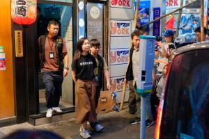 香港警方国家安全处星期三（7月15日）突击搜查了位于旺角的独立书店“留下书舍”后，带走一名店员（左二）。（法新社）