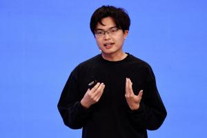 月之暗面创始人杨植麟3月25日在北京举行的中关村论坛上发表演讲。（路透社）