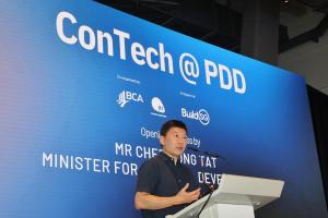国家发展部长徐芳达星期五在榜鹅数码园区举行的建筑科技活动ConTech@PDD上，宣布两项新措施，推动建筑业加快采用机器人和自动化科技。（唐家鸿摄）