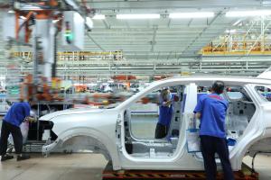今年上半年中国GDP同比增长4.7%，尚处于官方设定的4.5%至5%增长目标区间。图为江西南昌一个汽车生产车间内，工人在流水线上作业。（中新社）