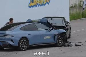 2024年8月，拥有近百万粉丝的汽车自媒体博主发布了一段汽车碰撞评测视频，称小米SU7因设计缺陷导致碰撞后全车断电、紧急救援呼叫系统失效。（互联网）