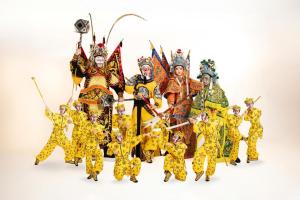 《大闹天宫·戏聚西游》以《西游记》中的“大闹天宫”为主题，结合戏曲演出与互动工作坊，观众在欣赏演出之余可体验戏曲身段。（受访者提供）