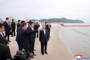 朝中社发布的照片显示，中共政治局常委、中国全国政协主席王沪宁（前排右二）星期五（7月17日）参观元山葛麻海岸旅游区时到海边欣赏景色。（路透社）