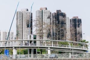 香港大埔宏福苑去年11月26日发生致命大火，造成168人遇难。图为拆除了外墙棚架后的大埔宏福苑。（香港中通社）