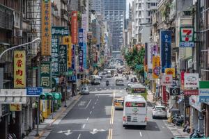 台湾即将在今年11月举行九合一地方选举，在野党共提出六项公投案并主张与选举合并举行。图为摄于7月16日的台北市街景。（彭博社）