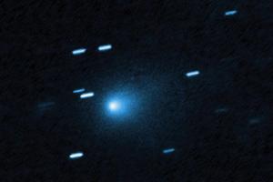 哈勃太空望远镜于2025年7月拍摄了星际彗星“3I/ATLAS”。当时，它距离地球约4.46亿公里，冰质彗核周围包裹着一团泪滴状的尘埃。（示意图／法新社）