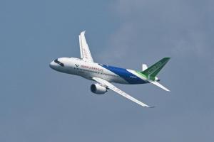C919是中国商用飞机研制的中短程双发窄体干线客机，也是中国首款按照国际通行适航标准自行研制的客机。（档案照片）