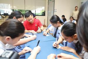 教育部长李智陞星期二（7月21日）到访圣安东尼嘉诺撒小学，旁听品格与公民教育课，并与学生一起参与课堂讨论，写下想法。（唐家鸿摄）