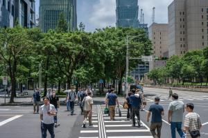 台湾军方年度汉光演习将于8月5日至14日展开，并将首次纳入移动网络降速演练。图为台北市民在一条大街上穿行。（彭博社）
