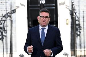 7月20日，英国新首相伯纳姆在唐宁街10号外发表就职演说。（彭博社）
