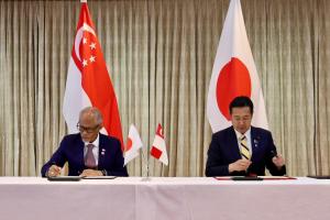 我国社会及家庭发展部长马善高星期一在东京与日本内阁府特命担当大臣黄川田仁志，分别代表新加坡当局与日本儿童家庭厅签署了合作备忘录。（日本儿童家庭厅提供）