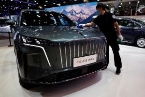 汽车市场分析机构Dataforce数据显示，比亚迪、奇瑞等中国品牌6月占欧洲插电式混合动力车交付量的34%。图为在北京国际汽车展览会展出的一辆红旗HS6插电式混合动力车。（路透社）