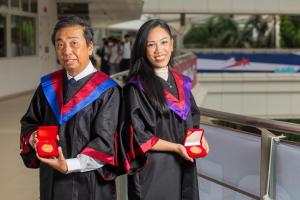 在人生不同阶段积极进修提升职业技能、保持职场竞争力，67岁的蔡茂竹（左）取得高级国家工教局证书，是今年工艺教育学院的毕业生之一。美容与保健管理专业文凭的毕业生达卡奈（右），积极利用所学服务社区。（吴先邦摄）