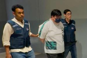 新加坡警察部队星期二（7月21日）发文告说，我国警方网络指挥处与马国皇家警察商业罪案调查部合作，根据新加坡当局发出的逮捕令，于星期一（20日）在吉隆坡国际机场逮捕涉案男子，并于隔天将他移交我国警方。（新加坡警察部队提供）