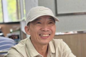 胡志伟6月30日出狱后曾在脸书发布这张面露笑容的照片，并附上一行文字：“平安回家，多谢大家关心！”（胡志伟脸书）