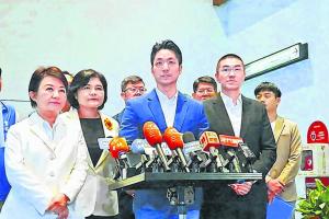 台北市长蒋万安（中）和台中市长卢秀燕（左）引述赖清德2014年说的话，称“总统应该召集各部会解决，不是跳出来用总统的高度把责任丢给地方”。（互联网）