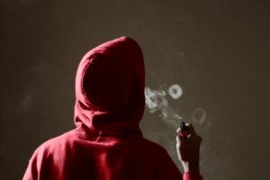 18岁少年吸食丧尸烟弹，举止反常，之后坠楼身亡。（示意图／iStock）