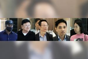 越南航空职员涉嫌索贿，作为豁免超重行李费的交换条件，涉案五人星期四（7月23日）被控上法庭。左起阿米尔、蒲文龙、黎卓俊、林英越和张氏绒。（海峡时报）