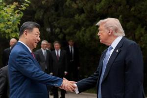 美国总统特朗普（右）星期四（7月23日）称，中国国家主席习近平将在9月24日访问美国，届时两人将讨论人工智能（AI）问题。图为特朗普5月访华时，与习近平在中南海会晤。（路透社档案照片）