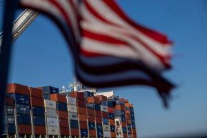 美国从7月24日起向60贸易伙伴征收所谓的“强迫劳动”关税。新加坡销往美国的国内出口约三分之一须面对12.5%的关税。（路透社）