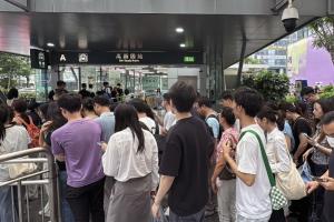 深圳地铁星期一（7月20日）起实施进站安检全覆盖后，多个车站安检区严重拥堵，排队人龙一路延伸至站外。（互联网）