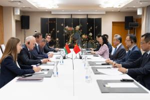 中共政治局委员、中国外交部长王毅（右三）星期四（7月23日）在吉尔吉斯斯坦出席上海合作组织外长会前，会见白罗斯外长雷任科夫（左三）。（新华社）