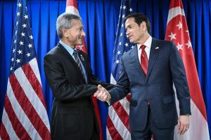 我国外交部长维文医生（左）在马尼拉会见美国国务卿鲁比奥时，向对方明确指出，无论是从技术或经济层面来看，美国都没有理由向新加坡加征关税。（法新社）