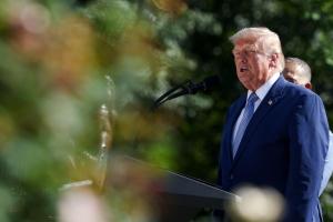 马萨诸塞州联邦地区法院6月裁定，政府大幅提高H-1B签证成本的法令属于非法征税。这一裁决对特朗普限制移民、提振美国劳动力需求的举措是一次打击。（彭博社）