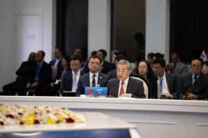 中共政治局委员、中国外交部长王毅星期五（7月24日）在吉尔吉斯斯坦出席上海合作组织外长理事会会议。（新华社）