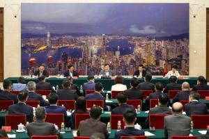 中共中央港澳工作办公室主任、中国国务院港澳事务办公室主任夏宝龙星期五（7月24日）在北京与首次赴京研修考察的香港立法会全体议员进行座谈。（香港立法会官网）