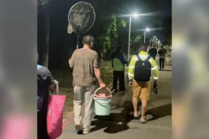 一群人自带捕鱼网、水桶，深夜到海滩“赶海”。（取自抖音）