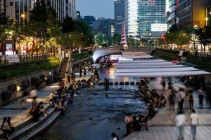 清溪川贯穿首尔市中心，是当地民众和游客散步、休闲及欣赏城市夜景的热门去处。（彭博社）
