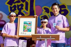 图为台北市长蒋万安2025年11月29日出席建安、剑潭小学70周年校庆，与全校师生及家长一起庆祝。（香港中通社）