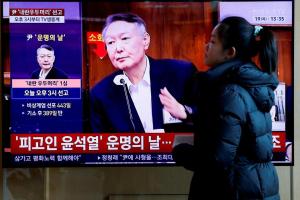 2月19日，韩国电视台转播前总统尹锡悦因短暂宣布戒严而面临的“内乱罪”审判的新闻报道。（路透社）