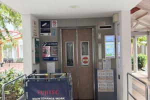 该座组屋的B座电梯本月13日起关闭翻新，原定于下个月7日才能使用。（张曦予摄）