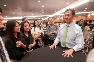 社会政策统筹部长兼保健卫生部长王乙康（右一）星期二（28日）在保健卫生部控股奖学金颁发仪式上，与奖学金得主交流。他在致辞时也给予这批年轻人肯定，鼓励他们勇敢面对挑战，坚定踏入医疗行业。（李冠卫摄）
