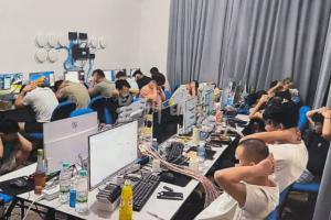 嫌犯来自两个不同团伙。第一个团伙包括309名中国公民、19名印度尼西亚公民、3名马国公民和4名缅甸公民。（星洲日报）