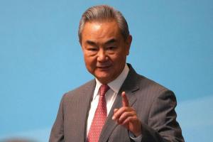 韩国媒体引述外交消息人士报道，中国外交部长王毅（图）有望在下月中旬访问韩国，他访韩期间拜会韩国总统李在明的行程也在协调之中。（路透社档案照片）