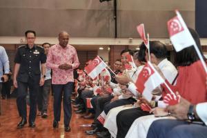 国务资政兼国家安全统筹部长及内政部长尚穆根（左二）在新加坡民防部队总监叶伟德（左一）的陪同下出席内政团队国庆敬礼仪式。外交部兼内政部政务部长周凯年（右二起）、外交部兼内政部第二部长沈颖（被遮挡）、律政部长兼内政部第二部长唐振辉（被遮挡）以及内政部兼社会及家庭发展部高级政务部长吴培铭也出席活动。（郑一鸣摄）