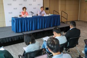 交通部长兼财政部第二部长萧振祥（台上右），及贸工部兼文化、社区及青年部高级政务部长刘燕玲（台上左）星期三举行记者会，公布新一轮总值9亿元的援助配套。（白艳琳摄）